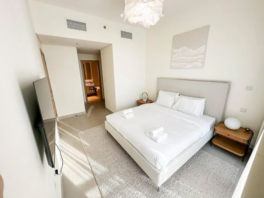 Beautiful 3Br With Canal View Dubai Apartment