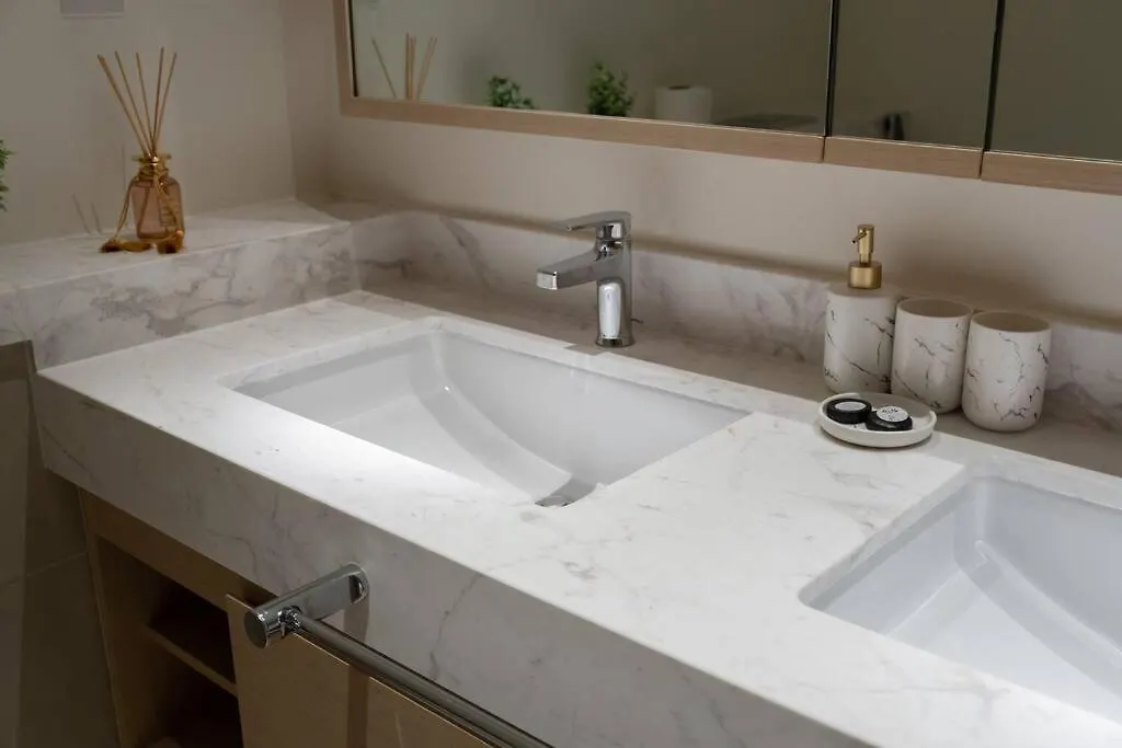 Beautiful 3Br With Canal View Dubai Apartment