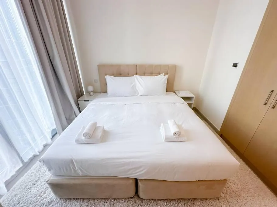 Beautiful 3Br With Canal View Dubai Apartment